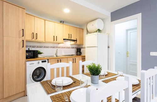 Capuchinos Apartment | H2M Capuchinos French Balcon,parking,WiFi,Aircon