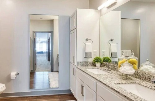 Coliseum Central Apartment | H4N Ellipse Urban | 2Bd Apartment Near Peninsula Town Center