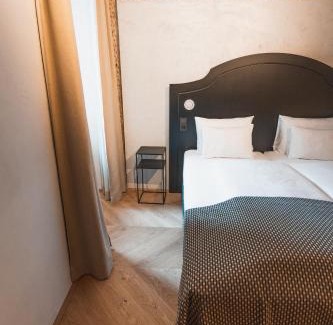 Innsbruck City Centre Apartment | H5 Grauer Bär Studios & More