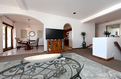 Avalon Condo | H881: Beautiful Townhouse style villa + CART+ 2 Private Balconies + King bed