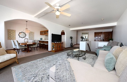 Avalon Condo | H881: Beautiful Townhouse style villa + CART+ 2 Private Balconies + King bed