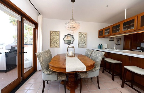 Avalon Condo | H881: Beautiful Townhouse style villa + CART+ 2 Private Balconies + King bed