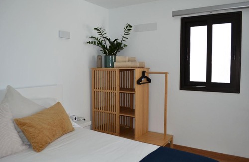 La Santa Apartment | Habitación con baño y entrada independiente