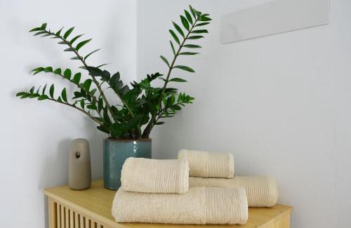 La Santa Apartment | Habitación con baño y entrada independiente