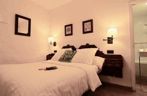 Soacha Bed & Breakfast | Habitación doble + nevera personal. television + parabolica, wifi y baño privado