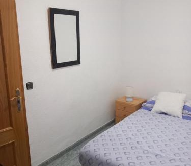 Nou Moles House | habitación grande en piso compartido con 2 adultos