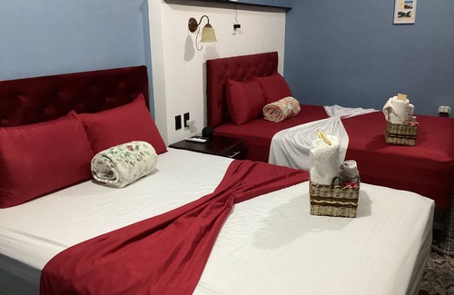 San Benito House | habitacion con dos camas queen refry y AC con balcon.
