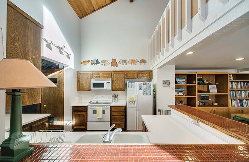Elkhorn Village Condo | #HabitueHomes - Teleidoscope Retreat - Hot Tub! Pool!