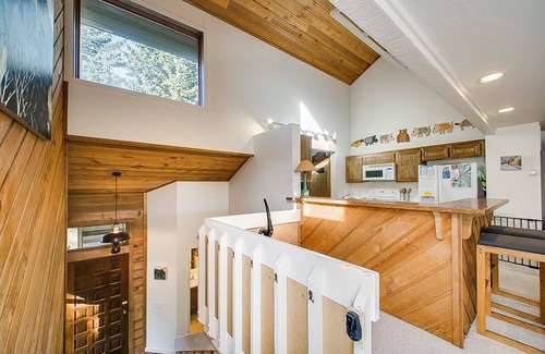 Elkhorn Village Condo | #HabitueHomes - Teleidoscope Retreat - Hot Tub! Pool!