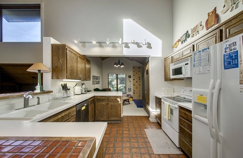 Elkhorn Village Condo | #HabitueHomes - Teleidoscope Retreat - Hot Tub! Pool!
