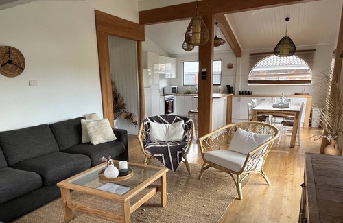 Wyongah House | HACIENDITA: Spacious and stylish home with huge entertaining backyard
