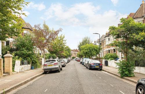 Hackney Downs Apartment | Hackney Haven: 5BD Stylish Family Gem
