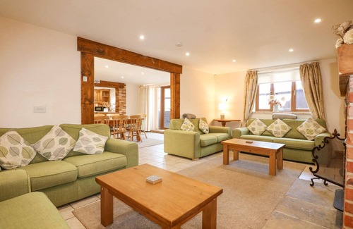 King's Lynn Cottage | HADLEIGH FARM BARN, pet friendly, with hot tub in King's Lynn