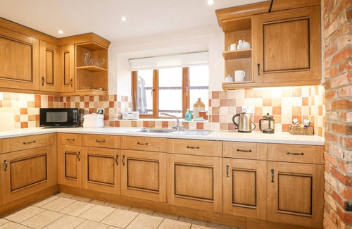 King's Lynn Cottage | HADLEIGH FARM BARN, pet friendly, with hot tub in King's Lynn