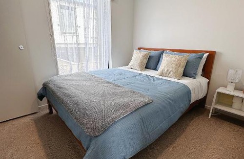 Grey Lynn Apartment | HADLOW 带花园的整套联排别墅