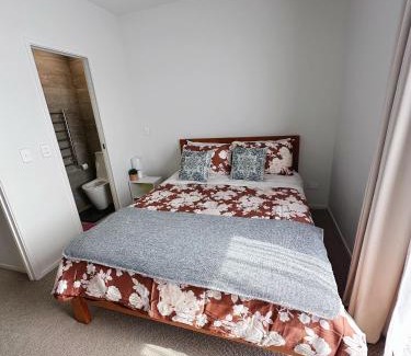 Grey Lynn Apartment | HADLOW 带花园的整套联排别墅