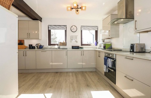 Abersoch Cottage | HAFAN BACH - 233 CAE DU, pet friendly, with a garden in Abersoch