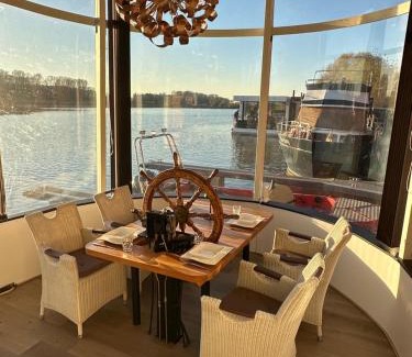 Hitdorf Boat Rental | Hafen Oase - 2 Hausboote, 2 Whirlpool, 1 Sauna, Wellness