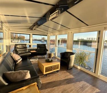 Hitdorf Boat Rental | Hafen Oase - 2 Hausboote, 2 Whirlpool, 1 Sauna, Wellness