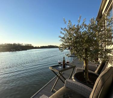 Hitdorf Boat Rental | Hafen Oase - 2 Hausboote, 2 Whirlpool, 1 Sauna, Wellness
