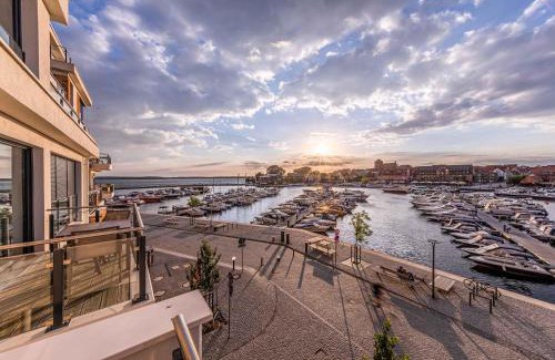 Muritz Apartment | Hafenflair- Apartment mit Balkon & Kamin in der Hafenresidenz