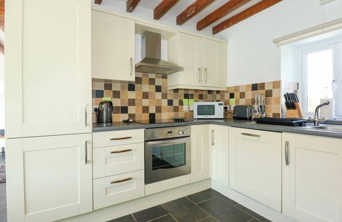 Caernarfon Cottage | HAFOD, family friendly, with a garden in Pontllyfni