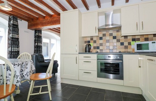 Caernarfon Cottage | HAFOD, family friendly, with a garden in Pontllyfni