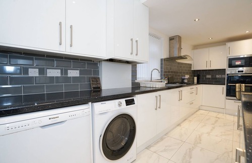 Quinton House | HAGLEY ROAD WEST. 5 BEDROOMS HOUSE with 7 beds SLEEPS 7-10
