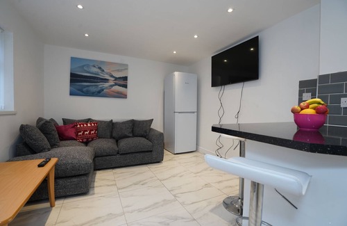Quinton House | HAGLEY ROAD WEST. 5 BEDROOMS HOUSE with 7 beds SLEEPS 7-10