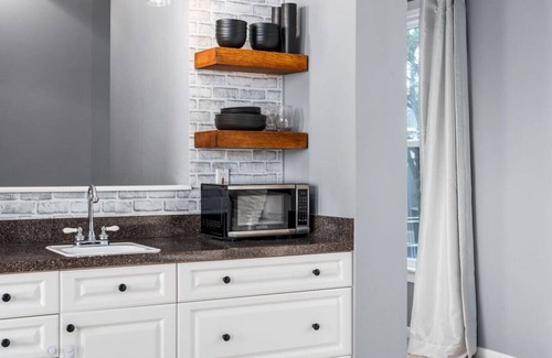 Haile Plantation Cabin | Haile Retreat – King Bed, Workspace, Private Entry