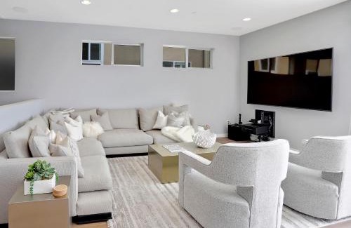 Crown Point House | Haines Luxury Dream Home - Bay Views, Rooftop, Fire Pit & AC