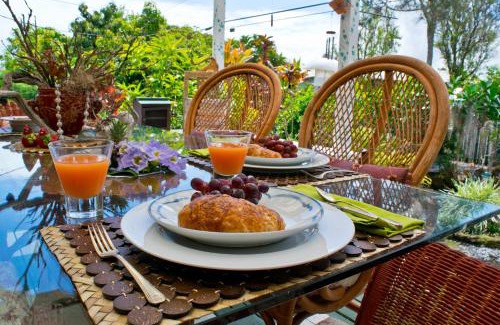 Hilo House | Hale Kawehi BnB Guesthouse