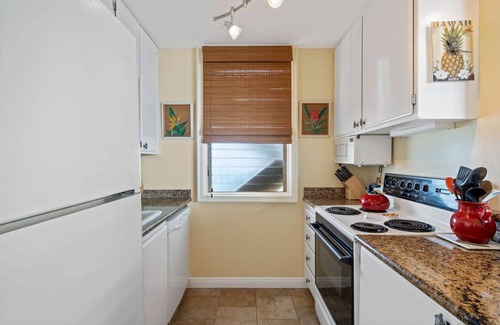 Kailua-Kona Condo | Hale Kona Kai 213 - Absolute Oceanfront Condo in Town - Big Wrap Around Lanai