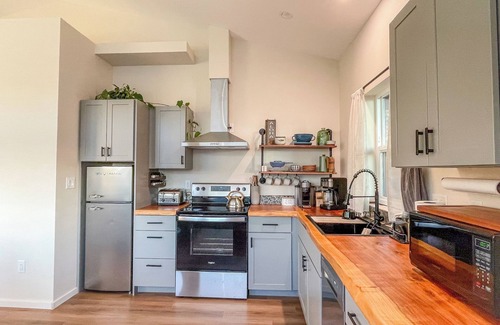 Yachats Cottage | Hale Nalu " House of the Waves ": 2-bedroom ocean view cottage in Yachats