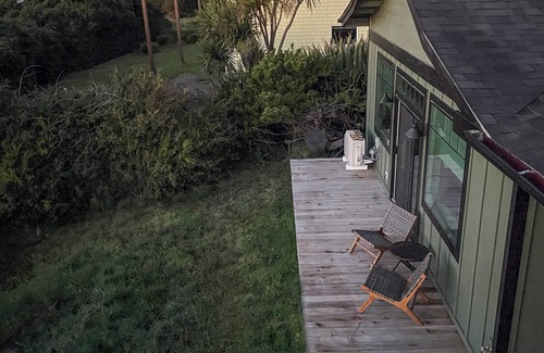 Yachats Cottage | Hale Nalu " House of the Waves ": 2-bedroom ocean view cottage in Yachats