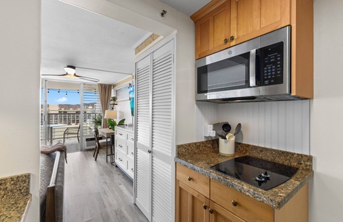 Waikiki Apartment | Hale Nalu Waikīkī Oceanview King Bed Island Colony Studio