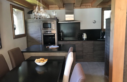 Les Bossons Ski Chalet | Half-chalet facing the Bossons and Taconnaz glaciers