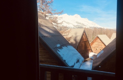 La Joue du Loup House | HALF LOVELY CHALET CLOSE TO TRACKS, WIFI