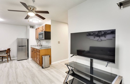 Oakland City Apartment | Half-Mi to Oakland City Golf Club: Sleek Apartment