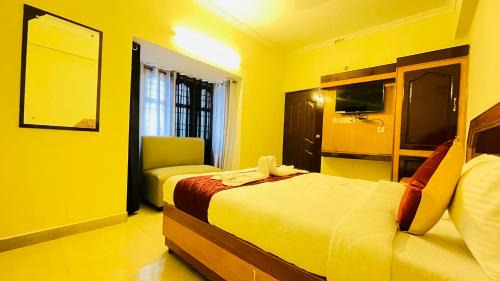 Thousand Lights Hotel | HALF MOON INN