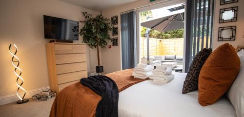Eastbourne Apartment | Half Moon Luxury One bedroom - Spacious APT Romantic Getaway with a hot tub, 5 min away from Eastbourne centre , free parking
