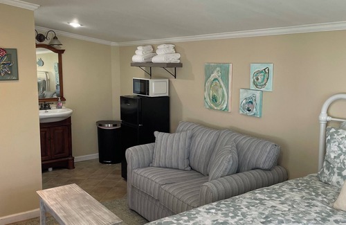 Holly Ridge Apartment | Half Shell Guest House - Dock - Free Kayaks - Surf City - Waterfront access