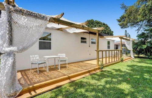 Hallandale Beach Apartment | Hallandale Beach Family Vacation Home Backyard