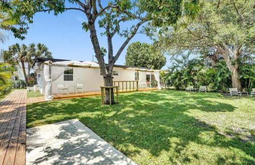 Hallandale Beach Apartment | Hallandale Beach Family Vacation Home Backyard