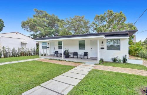 Hallandale Beach Apartment | Hallandale Beach Family Vacation Home Backyard