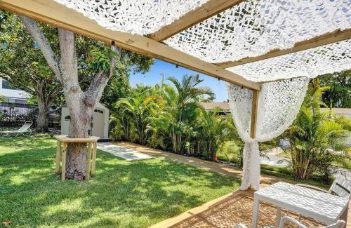 Hallandale Beach Apartment | Hallandale Beach Family Vacation Home Backyard