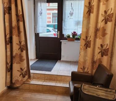 Paulusviertel Apartment | Halle, Bestes in Preis- Leistung- Lage, City, EG, 84 qm, SD, 1- 3 Doppelzimmer, extra für sie kostenlose TV Lounge extra Küche u Bad bis 6 Personen