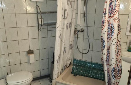Paulusviertel Apartment | Halle, TOP -PREISE, große 79 qm SD FeWo, EG, wahlweise mit 1- 3 DZ, inklusiv TV Lounge, Küche, Bad WC Einfach und gut, Langzeitmieter VB Preise