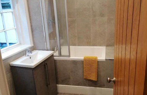 Bridgnorth House | Halt Cottage