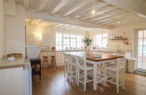 Castle Donington Cottage | HAMBLETON HOUSE, pet friendly, with hot tub in Castle Donington